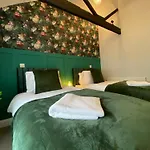 2-Bed Apartment With Free Wifi, 2-Minute Walk To Brighton Beach & Pier