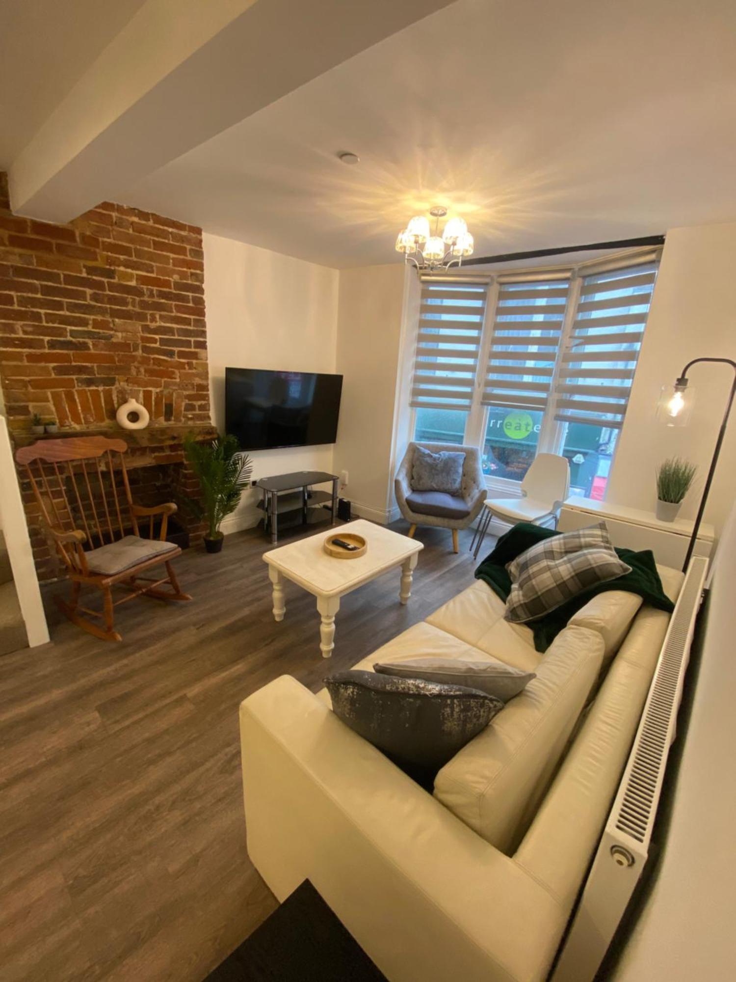 2-bed With Free Wifi, 2-minute Walk To & Pier Apartment Brighton